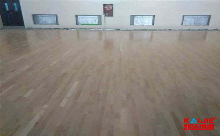 籃球場地板是用什么材料做的