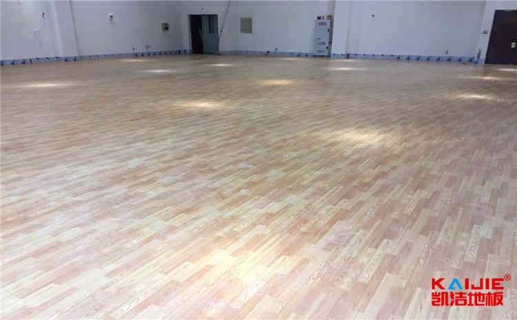 打籃球裝地板好還是鋪地磚好