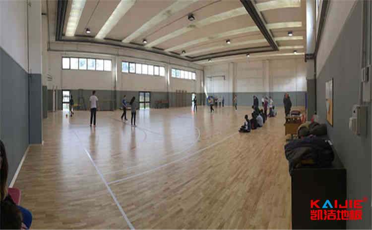 標(biāo)準(zhǔn)的木質(zhì)地板籃球場造價