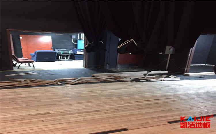 專業的籃球運動地板怎么保養？