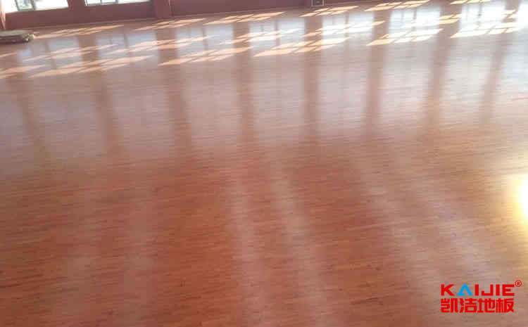 室內籃球場地板材料是什么