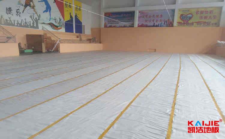 建一個私人室內木地板籃球場