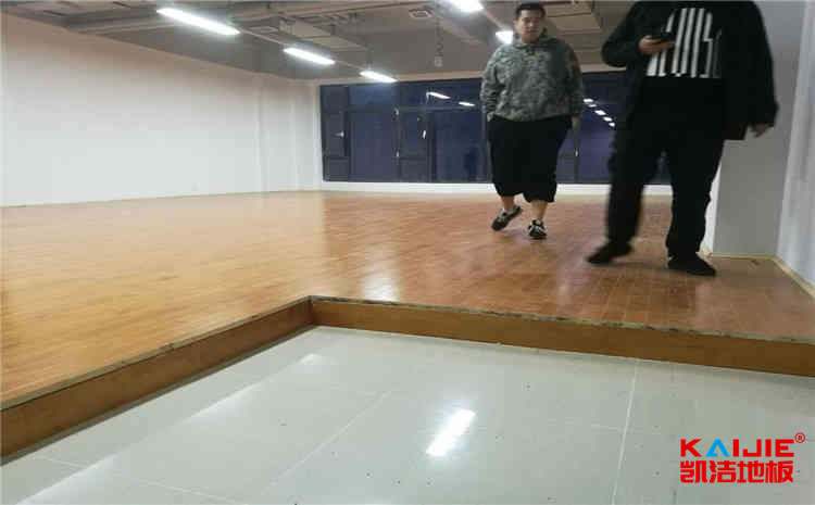 室內(nèi)籃球場(chǎng)木地板